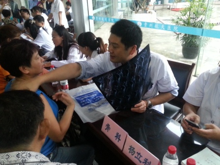 图为上海第二军医大学附属长征医院杨立利义诊中图为复旦大学附属妇